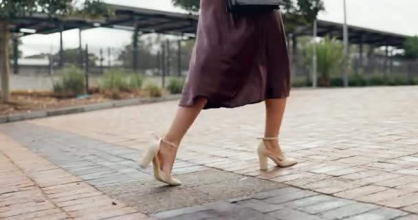 Крупним Планом Бізнес Жінка Ногами Ходьба Відкритому Повітрі Платтям Високими — стокове відео