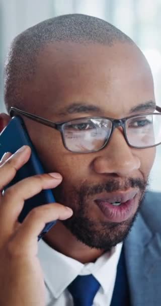 職場での交渉のためにモバイルで話している面白い従業員との連絡 連絡先 および接続のためのオフィスのビジネス黒人男性との笑顔 電話および笑い — ストック動画