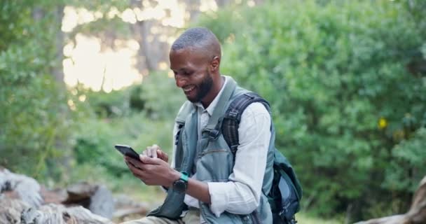 ソーシャルメディア モバイルアプリ インターネット上の森林ネットワーキングで携帯電話 探検や冒険のための屋外の森で電話トレッキングにタイピングするスマイル テクノロジー — ストック動画