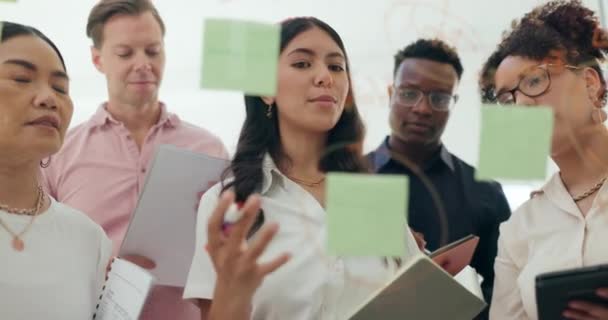 Business Planning Schrijven Teamwork Glasbord Voor Brainstormen Mindmap Projectmanagement Kantoor — Stockvideo