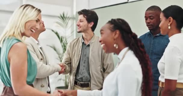 Alım Başarı B2B Için Ofiste Tokalaşan Adamlarıyla Tanışmak Hoş Geldin — Stok video