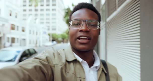 Hombre Negocios Ciudad Videollamada Con Rostro Auriculares Viajes Para Hablar — Vídeo de stock