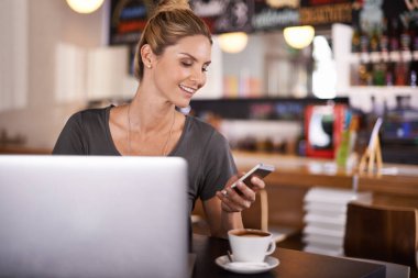 Kadın, kafede sosyal medyada okumak ve telefon etmek ve restoranda uzaktan çalışan bir yazar. Blog, web sitesi veya dizüstü bilgisayarında haber, makale veya eleştiri içeren Happy, kişi ve kaydırmalı akıllı telefon.