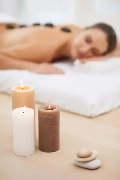 Relax Candele Donna Con Massaggio Con Pietre Calde Presso Spa — Foto Stock