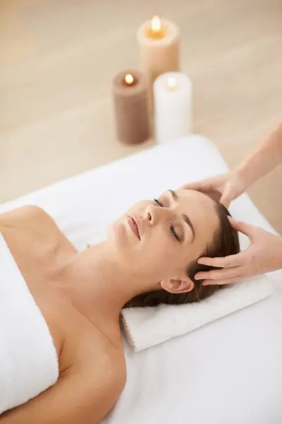 Relax Massaggio Alla Testa Donna Alle Terme Salute Benessere Zen — Foto Stock