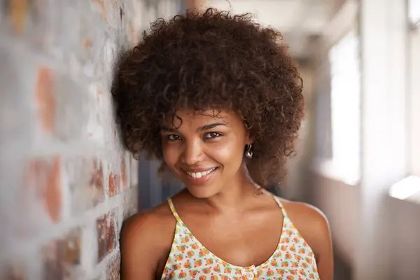 Portret Glimlach Vrouw Steen Muur Universiteit Voor Vertrouwen Onderwijs Leren — Stockfoto