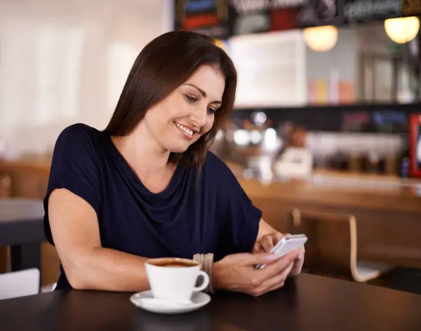 Glückliche Frau Café Und Tippen Mit Dem Handy Für Kommunikation — Stockfoto