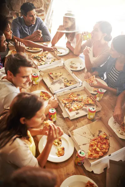 Gruppo Amici Festa Con Snack Pizza Diversità Gioia Divertimento Con — Foto Stock