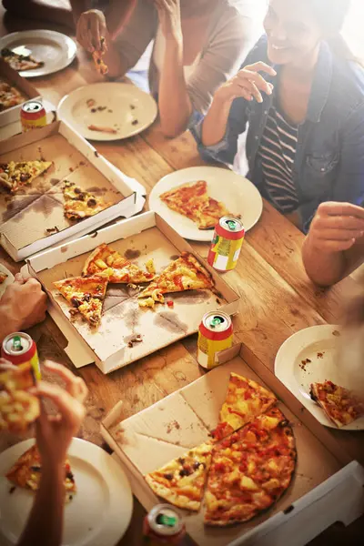 Grup Arkadaşlar Pizza Ile Parti Eğlence Için Toplanma Çeşitlilik Gençlerle — Stok fotoğraf