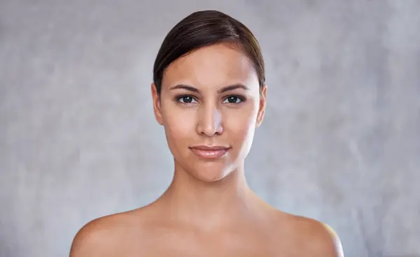 Confident Natural Beauty Woman Portrait Dermatology Glow Skin Health Wellness — Stock Photo, Image