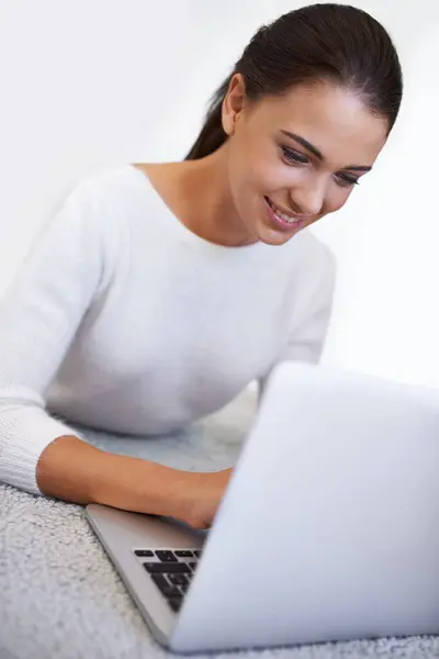 Laptop Vloer Vrolijke Vrouw Thuis Voor Werk Afstand Sociale Media — Stockfoto