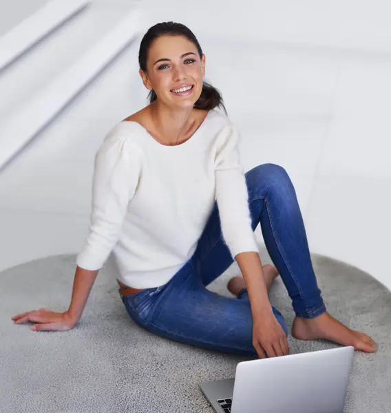 Laptop Sorriso Ritratto Donna Sul Pavimento Casa Lavoro Distanza Social — Foto Stock