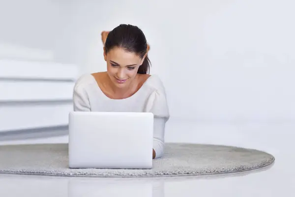 Laptop Vloer Vrolijke Vrouw Thuis Voor Werk Afstand Sociale Media — Stockfoto