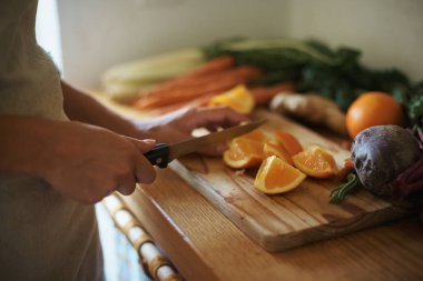 Yakın plan, mutfak, kadın, sebze ve bıçaklı salata ile meyve kesme tahtası. İnsan, vejetaryen ve aşçı öğle yemeği için malzeme ve sağlıklı yemek ve diyet planı ile akşam yemeği..