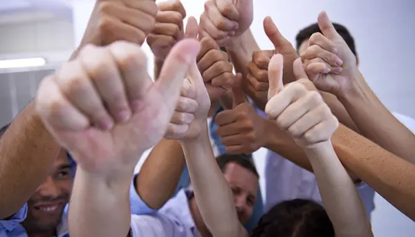 Успех Крупный План Деловые Люди Большим Пальцем Вверх Офисе Поддержки — стоковое фото