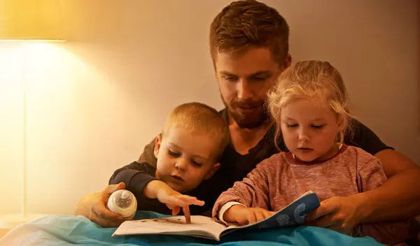 子供やパパは またはケアのための家庭でのストーリーテリングのためにベッドで本を読む リラックスしたり 子供の兄弟と一緒に父親 少女とのファンタジー 男の子や愛のサポート — ストック写真