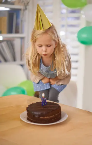 Barn Födelsedag Och Blåsa Tårta Ljus Hemma Fest För Tre — Stockfoto