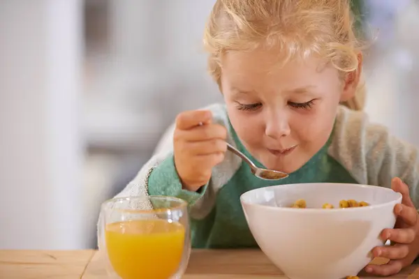 Casa Mangiare Cereali Con Ragazza Bambino Mattina Felice Nutrizione Con — Foto Stock