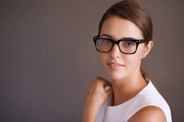 具有工作室背景的女性 员工或专业人士的肖像 业务和眼镜 人或模型 有时髦的眼镜或清晰的视觉 有模拟空间或视觉或光学镜框 — 图库照片