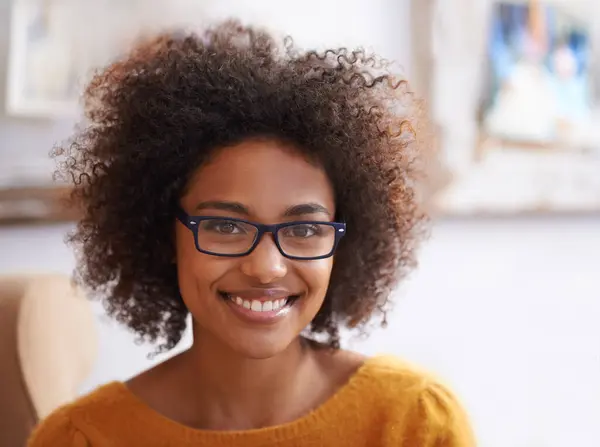 Portret Uśmiech Relaks Kobiety Salonie Szczęśliwy Okulary Dla Naturalnej Pani — Zdjęcie stockowe