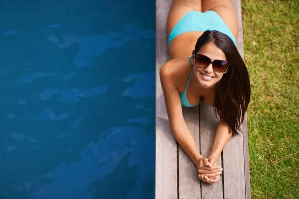 Havuzda Dinlenmek Için Kadın Portresi Bikini Bronzlaşma Yaz Tatilinde Hawaii — Stok fotoğraf