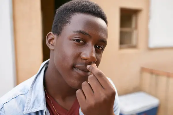 Retrato Adolescente Menino Africano Com Confiança Quintal Para Relaxar Frio — Fotografia de Stock