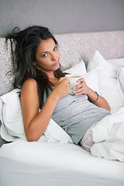 카페인 아파트에서 침대에서 커피와 여자의 초상화와 월요일 불면증에 음료를위한 — 스톡 사진