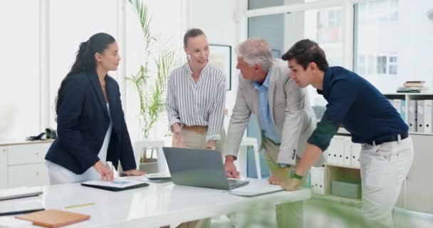 ビジネスの人々 チームワーク ブレインストーミング 財務レビューでオフィスで計画するための会議 企業戦略とプロジェクトフィードバックのためのコラボレーション 従業員と会話 — ストック動画