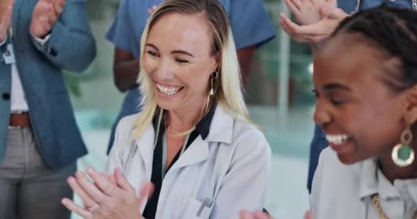 Doktor Klinikteki Bir Kadınla Sağlık Tıbbi Hastane Başarısından Alkış Toplantı — Stok video