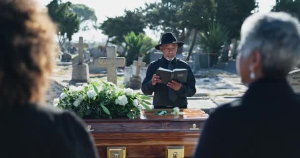 Sacerdote Bibbia Lettura Con Bara Cimitero Pregare Cristianesimo Fede Nella — Video Stock