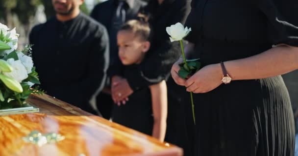 Trumna Rodzina Dziecko Cmentarzu Pogrzeb Pogrzeb Pogrzeb Empatia Wsparcie Kwiaty — Wideo stockowe