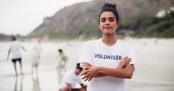 快乐的女人 志愿者和海滩有信心拯救地球 地球或自然循环利用 女性形象或清洁者的形象 带着微笑和臂膀为生态友好的环境或大海而交叉 — 图库视频影像