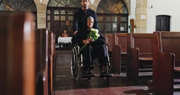 휠체어 남자와 장례식과 교회에서 장례식 부케와 슬픔을위한 예배당에서 장애를 사람을 — 비디오