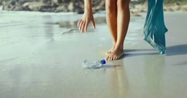 Beach Dirt Trash Woman Cleaning Community Volunteering Sustainability Pollution Plastic — Stock Video