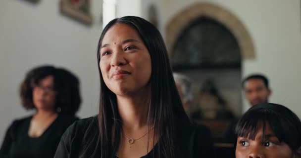 Vrouw Meisje Glimlach Luisteren Kerk Dienst Spirituele Leiding Als Hoop — Stockvideo