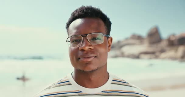 Πρόσωπο Χαρούμενος Και Μαύρος Άνδρας Στην Παραλία Καλοκαίρι Για Ταξίδια — Αρχείο Βίντεο