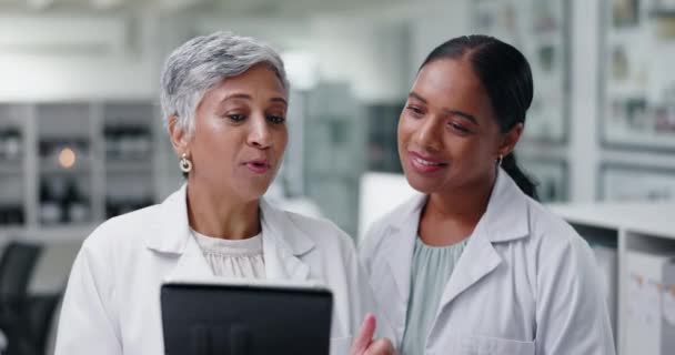 研究和团队的妇女与平板的医疗建议 结果或检查在线审查 实验室配备咨询 规划或谈话技术人员的数字应用 研究或科学家 — 图库视频影像