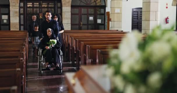 家人和老妇人一起坐在轮椅上参加葬礼 在教堂举行追悼会 以求得尊重 支持和安慰 小礼拜堂 男人和寡妇与记忆 失落和精神上的告别 — 图库视频影像