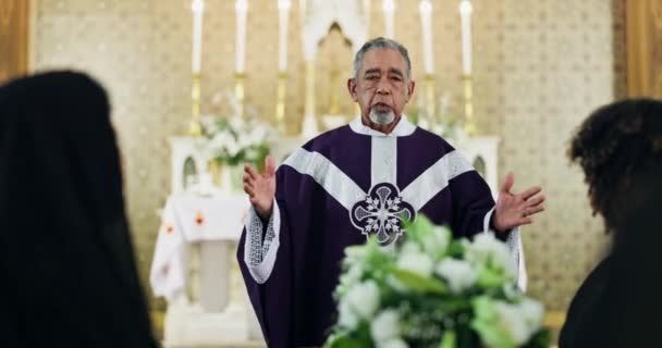 Priester Trauergottesdienst Oder Menschen Der Katholischen Kirche Für Trost Religion — Stockvideo
