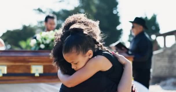 Bambino Abbraccio Madre Cimitero Funerale Guarigione Sepoltura Rispetto Addio Morte — Video Stock
