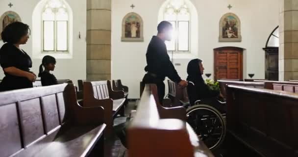 Żal Rodzina Wdowa Wózku Inwalidzkim Pogrzebie Razem Nabożeństwo Żałobne Kościele — Wideo stockowe