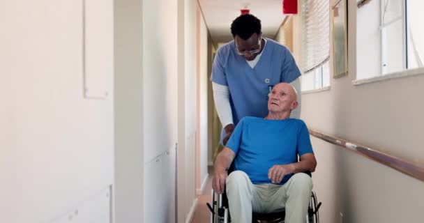 Empuje Enfermero Hablando Anciano Silla Ruedas Hospital Para Obtener Ayuda — Vídeos de Stock
