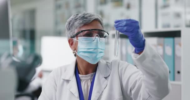 Nainen Kasvonaamio Koeputki Laboratorioon Kokeilu Tutkimus Tutkimukseen Terveyteen Innovointiin Naispuolinen — kuvapankkivideo