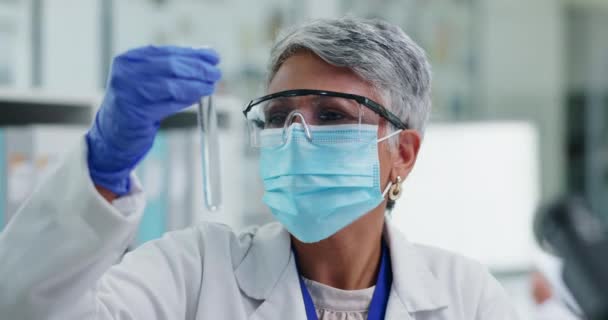 テストチューブの化学者と研究室のシニア科学者 薬局と調査のための化学と医学研究 液体のためのガラスが付いている表面のマスクのバイオテクノロジー 科学実験および医者 — ストック動画