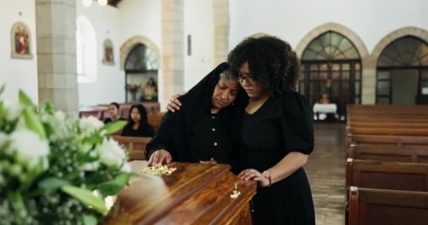 在教堂举行的追悼会上 失落和女性拥抱棺材移情 以求得尊重 支持和安慰 丧事和寡妇与女孩在一起 记忆和祈祷在灵性告别的棺材里 — 图库视频影像