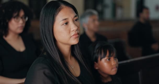 Vrouw Meisje Luister Kerk Naar Preek Dienst Geestelijke Leiding Als — Stockvideo