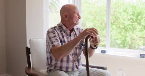 Anciano Ventana Pensamiento Sobre Bastón Asilo Ancianos Memoria Apoyo Artritis — Vídeos de Stock