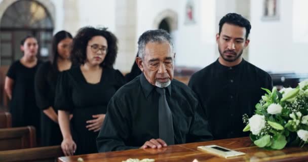 Funerale Bara Uomo Triste Chiesa Lutto Consolazione Dolore Con Sostegno — Video Stock