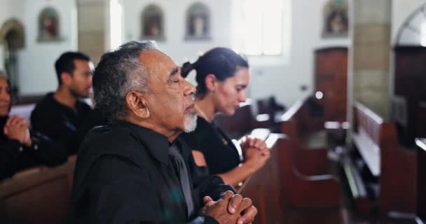 Kirche Beerdigung Und Menschen Die Gedenken Gottesdienst Und Zeremonie Der — Stockvideo