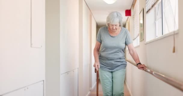 Stok Lopen Oude Vrouw Met Een Handicap Herstel Revalidatie Een — Stockvideo